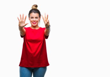 Genç güzel kadın gösterilen ve parmakları ile işaret izole arka plan yüzünden kendinden emin ve mutlu gülümseyerek süre sekiz numara.