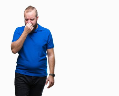 İzole arka plan kokulu üzerinde mavi gömlek pis ve iğrenç bir şey, dayanılmaz koku, holding nefes parmak ile burun üzerinde giyen genç beyaz hipster adam. Kötü kokuyor kavramı.