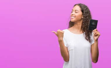 İşaret ve başparmak kadar mutlu yüz gülümseyen tarafı ile gösterilen Avustralya pasaportu tutan genç İspanyol kadın