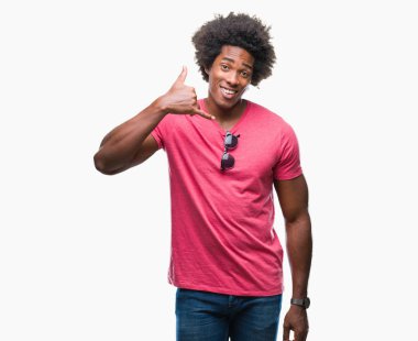 Afro Amerikalı adam yapıyor gülümseyen izole arka plan üzerinde telefon hareketi ile el ve parmak telefonda konuşuyor gibi. Kavramları iletişim.