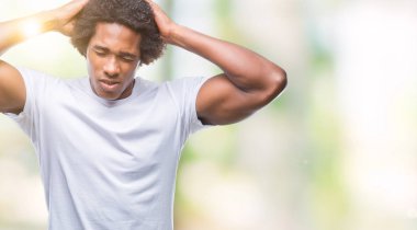 Afro Amerikalı adam çünkü umutsuz ve stresli baş ağrısı acı izole arka plan üzerinde ağrı ve migren. Ellerini kafasına.