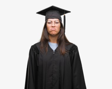 Kızgın ve korkmuş ağlıyor kap ve depresif üniforma ve sıkıntı, endişe giyen genç İspanyol kadın mezun oldu. Üzgün ifade.