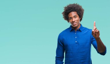 Ve kendinden emin ve mutlu gülümseyerek süre parmak numaralı yukarıyı gösteren izole arka plan üzerinde Afro Amerikalı adam.