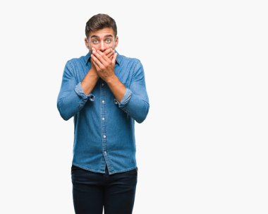 Yakışıklı delikanlı izole arka plan ağız hata için elleriyle kapsayan şok içinde. Gizli kavramı.