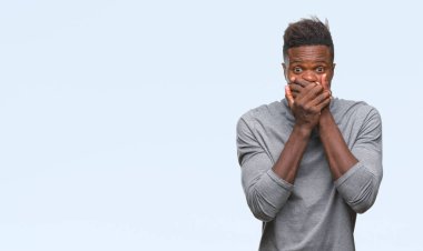 Afrikalı-Amerikalı genç izole arka plan ağız hata için elleriyle kapsayan şok içinde. Gizli kavramı.