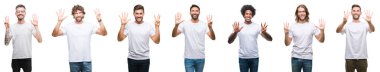 Kolaj gösterilen ve parmakları ile işaret beyaz izole arka plan üzerinde beyaz t-shirt giyen genç beyaz, İspanyol, afro erkeklerin kendinden emin ve mutlu gülümseyerek süre sekiz numara.