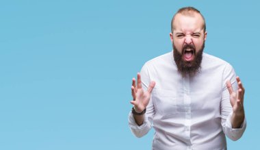 Genç beyaz hipster adam izole arka plan çılgın ve kızgın bağırarak ve agresif ifade ve silah kaldırdı bağırıyor. Hayal kırıklığı kavramı.