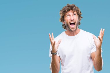 Yakışıklı İspanyol modeli adam izole arka plan çılgın ve kızgın bağırarak ve agresif ifade ve silah kaldırdı bağırıyor. Hayal kırıklığı kavramı.