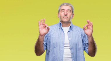 Yakışıklı komuta sizde izole arka plan üzerinde dinlenmek ve gülümseyen gözlerle parmak ile meditasyon jest yapıyor kapalı. Yoga kavramı.