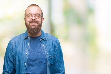 Üzerinde gözlük takan Genç beyaz hipster adam arka yüzünde mutlu ve güzel bir gülümseme ile izole. Şanslı kişi.