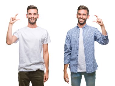 Kolaj rahat bakmak beyaz izole backgroud gülümseyen ve süre seyir ve kamera boyutu işaret parmaklarıyla yapıyor el ile kendinden emin eller üzerinde giyen genç adam. Ölçü kavramı.