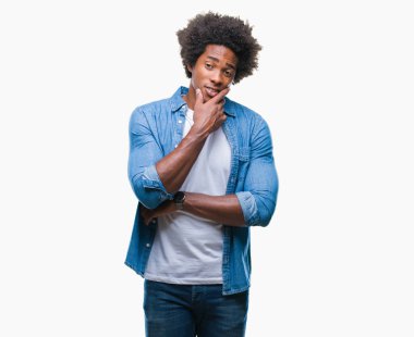 İzole arka plan düşünme seyir üzerinde Afro Amerikalı adam yorgun ve sıkılmış çapraz silah depresyon sorunları ile.