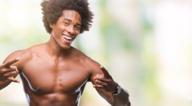 Çıplak vücut rock simge elle yapıyor deli ifade ile bağırarak izole arka plan üzerinde gösterilen Afro Amerikalı gömleksiz adam. Müzik yıldızı. Ağır kavramı.