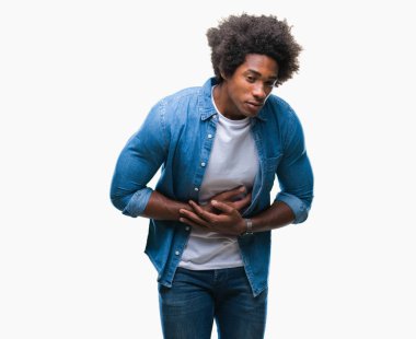 Afro Amerikan adam izole mide üzerinde el ile arka plan çünkü mide bulantısı, ağrılı hastalık hasta hissediyor. Ağrısı kavramı.