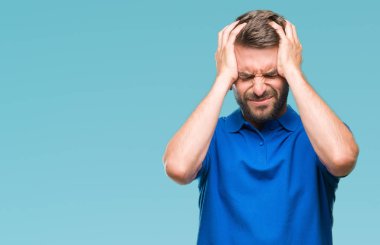 Yakışıklı delikanlı çünkü umutsuz ve stresli baş ağrısı acı izole arka plan üzerinde ağrı ve migren. Ellerini kafasına.