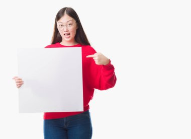 İzole arka plan boş afiş çok mutlu el ve parmak ile işaret tutan genç Çinli kadın