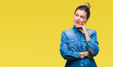 Genç güzel kadın elle çene düşünme hakkında soru, dalgın ifade izole arka plan yüzünden. Düşünceli yüzüyle gülümsüyor. Şüphe kavramı.