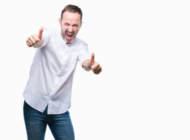 Orta yaş ağarmış komuta sizde el ile pozitif jest yapıyor onaylama izole arka plan üzerinde başparmak gülümseyen ve başarı için mutlu. Kamera, kazanan jest arıyorsunuz.