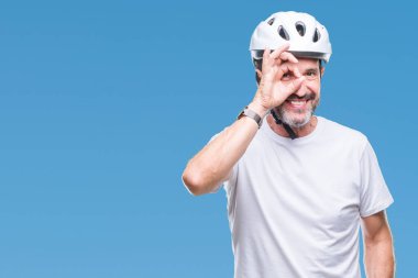 Bisiklet Emanet helment giyen orta yaş üst düzey ağarmış bisikletçi adam gülümsüyor, parmakları ile mutlu yüz üzerinden seyir göz el ile ok jest yapıyor arka plan izole.
