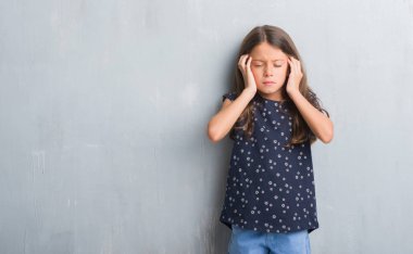 Genç İspanyol çocuk için grunge gri duvar baş baş ağrısı için el ile çünkü stres. Migren muzdarip.