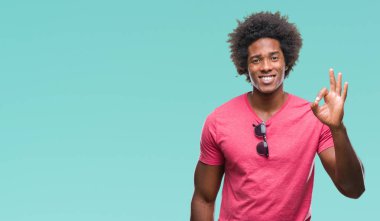 İzole edilmiş arka planda gülümseyen Afro-Amerikalı adam el ve parmaklarıyla 