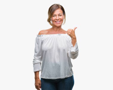 Orta yaş İspanyol kadın kıdemli mutlu yaşasın el ile jest yapıyor izole arka plan üzerinde. Kameraya bakarak başarı gösteren ile ifade onaylama.