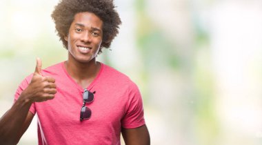 Hareketi el ile mutlu yaşasın yapıyor izole arka plan üzerinde Afro Amerikalı adam. Kameraya bakarak başarı gösteren ile ifade onaylama.