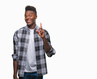 Afrikalı-Amerikalı genç başarılı fikirle parmağı yukarıyı izole arka plan üzerinde. Çıktıktan ve mutlu. Bir numara.