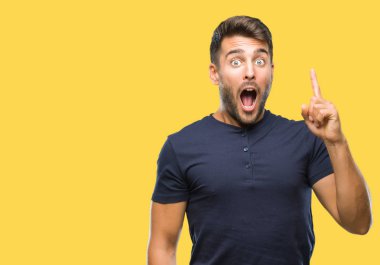 Yakışıklı delikanlı ile başarılı fikir parmağı yukarıyı izole arka plan üzerinde. Çıktıktan ve mutlu. Bir numara.