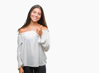 Genç güzel Arap kadın hareketi el ile mutlu yaşasın yapıyor izole arka plan yüzünden. Kameraya bakarak başarı gösteren ile ifade onaylama.