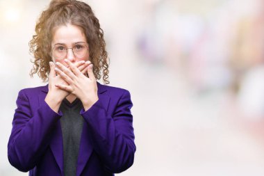 Okul üniforması ve gözlük izole arka plan ağız hata için elleriyle kapsayan şok üzerinde giyen genç esmer öğrenci kız. Gizli kavramı.