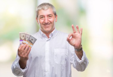 Yakışıklı komuta sizde para parmaklar, mükemmel sembolü ile ok işareti yapıyor izole arka plan üzerinde tutan