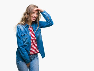 Güzel sarışın genç kadın izole arka plan çok mutlu ve gülümseyen uzakta el ile üzerine kafa seyir üzerinde. Arama kavramı.