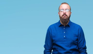 Üzerinde gözlük takan Genç beyaz hipster adam arka yüzünde ciddi bir ifade ile izole. Basit ve doğal kameraya bakıyor.
