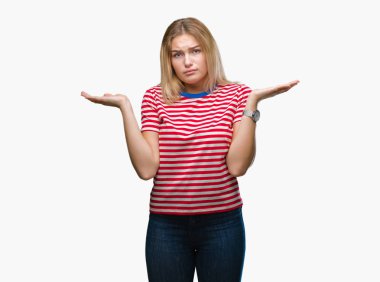 İzole arka plan clueless ve şaşkın bir ifadeyle kollar ve eller kaldırdı Genç beyaz kadın. Şüphe kavramı.