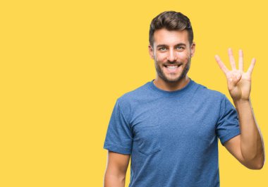 Yakışıklı delikanlı gösterilen ve parmakları ile işaret izole arka plan üzerinde dört kendinden emin ve mutlu gülümseyerek iken numara.