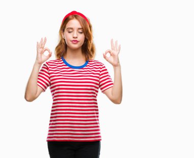 Genç güzel kadın izole arka plan üzerinde dinlenmek ve gülümseyen gözlerle parmak ile meditasyon jest yapıyor kapalı. Yoga kavramı.