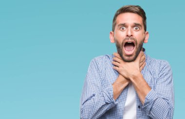 Yakışıklı delikanlı giyen izole arka plan bağırarak üzerinde beyaz t-shirt ve çünkü boğmak acı kendi ellerimle öldürürüm. Sağlık sorunu. Yaralarından ve intihar kavramı.