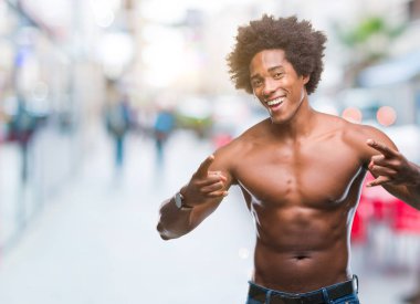 Çıplak vücut rock simge elle yapıyor deli ifade ile bağırarak izole arka plan üzerinde gösterilen Afro Amerikalı gömleksiz adam. Müzik yıldızı. Ağır kavramı.