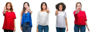 Kolaj grup izole arka stop yapıyor üzerinde güzel Çin, Asya, Afrika kökenli Amerikalı, beyaz kadınların bir avuç ile şarkı. Negatif ve ciddi bir jest yüz ifadesiyle uyarı.