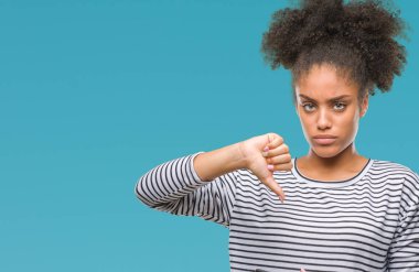 Kızgın yüz, eksi işareti aşağı antipati başparmak ile gösterilen, ret kavramı ile izole arka plan üzerinde Smartphone kullanarak genç afro Amerikalı kadın manifatura