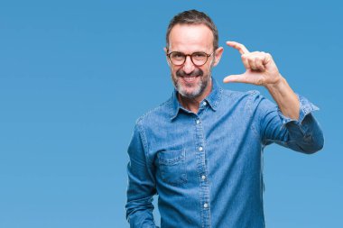 İzole arka plan gülümseyen ve süre seyir ve kamera boyutu işaret parmaklarıyla yapıyor el ile kendinden emin eller üzerinde gözlük takan orta yaş ağarmış komuta sizde. Ölçü kavramı.