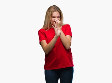 Bir şey pis ve iğrenç kokulu izole arka plan, dayanılmaz koku, holding nefes burun parmaklar ile genç beyaz kadın. Kötü kokuyor kavramı.