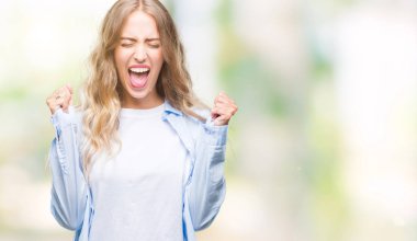 İzole arka kolları olan başarı için heyecanlı genç güzel sarışın kadın kutluyor zafer gülümseyen kaldırdı. Kazanan kavramı.