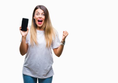 Genç güzel kadın gösteren boş ekran smartphone gurur çığlık ve zafer ve başarı çok heyecanlı, duygu tezahürat kutluyor izole arka plan üzerinde