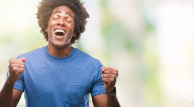 Afro Amerikalı adam izole arka kolları olan başarı için heyecan üzerinde zafer kutluyor gülümseyen kaldırdı. Kazanan kavramı.