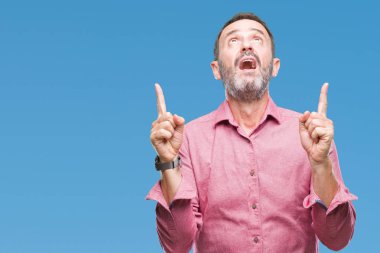 Orta yaş ağarmış komuta sizde izole arka plan üzerinden hayran ve yukarıya bakıp parmakları ile işaret şaşırttı ve silah kaldırdı.