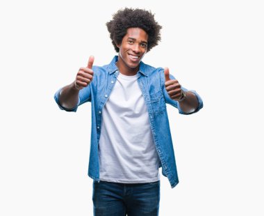 El ile pozitif jest yapıyor onaylama izole arka plan üzerinde Afro Amerikalı adam başparmak gülümseyen ve başarı için mutlu. Kamera, kazanan jest arıyorsunuz.