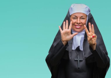 Orta yaş üst düzey Hıristiyan Katolik Rahibe kadın gösterilen ve parmakları ile işaret izole arka plan yüzünden kendinden emin ve mutlu gülümseyerek süre sekiz numara.