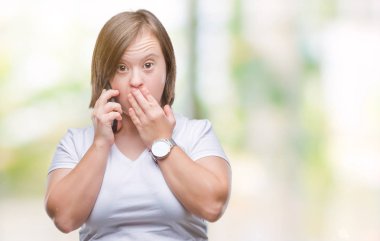Hata, korku, sessizlik içinde gizli kavramı korkmuş ifade için utanç ile akıllı telefon kullanan izole arka kapak ağız el ile üzerinden down sendromu alarak Genç Yetişkin kadın şok